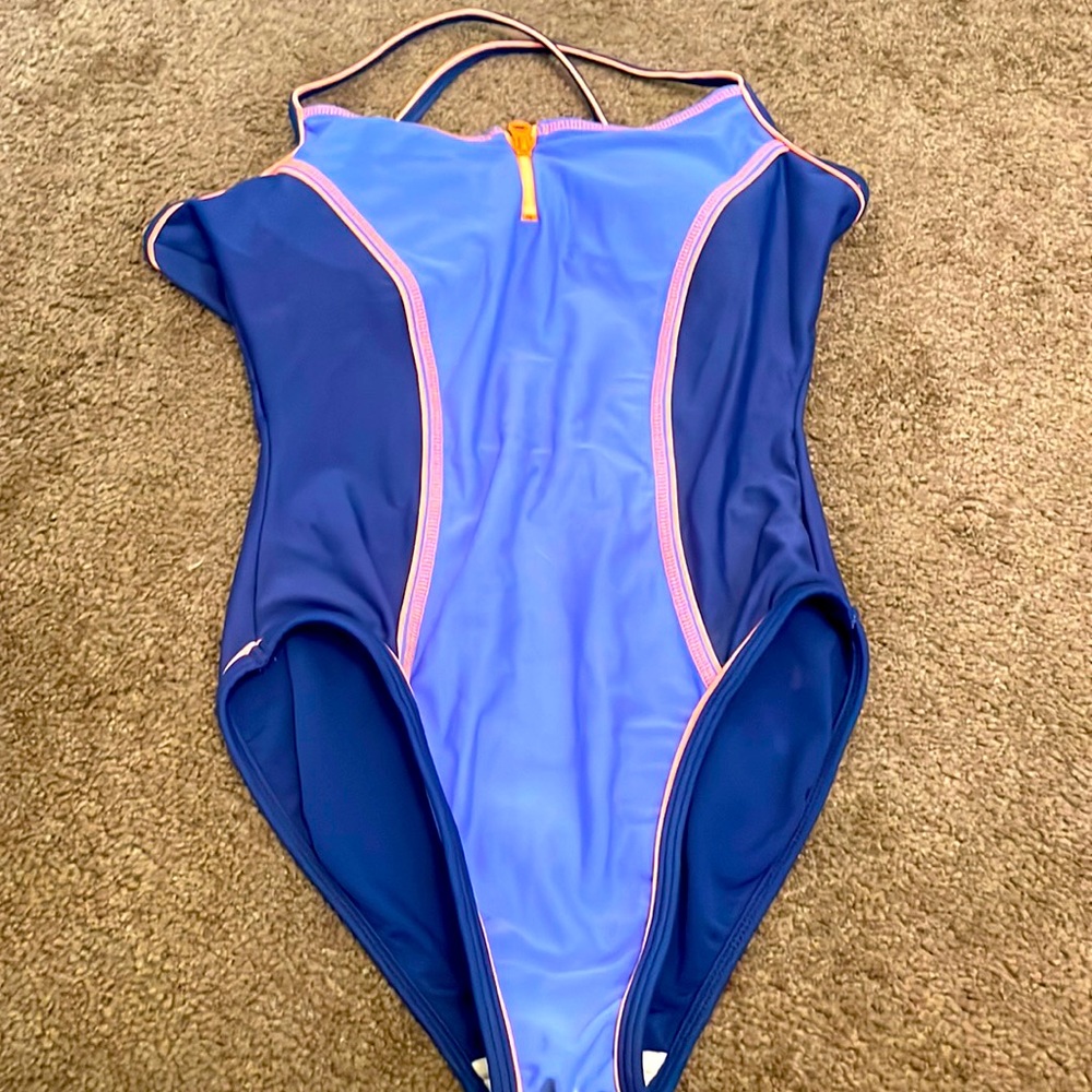 Women’s one piece swimming suit! Used but in great shape